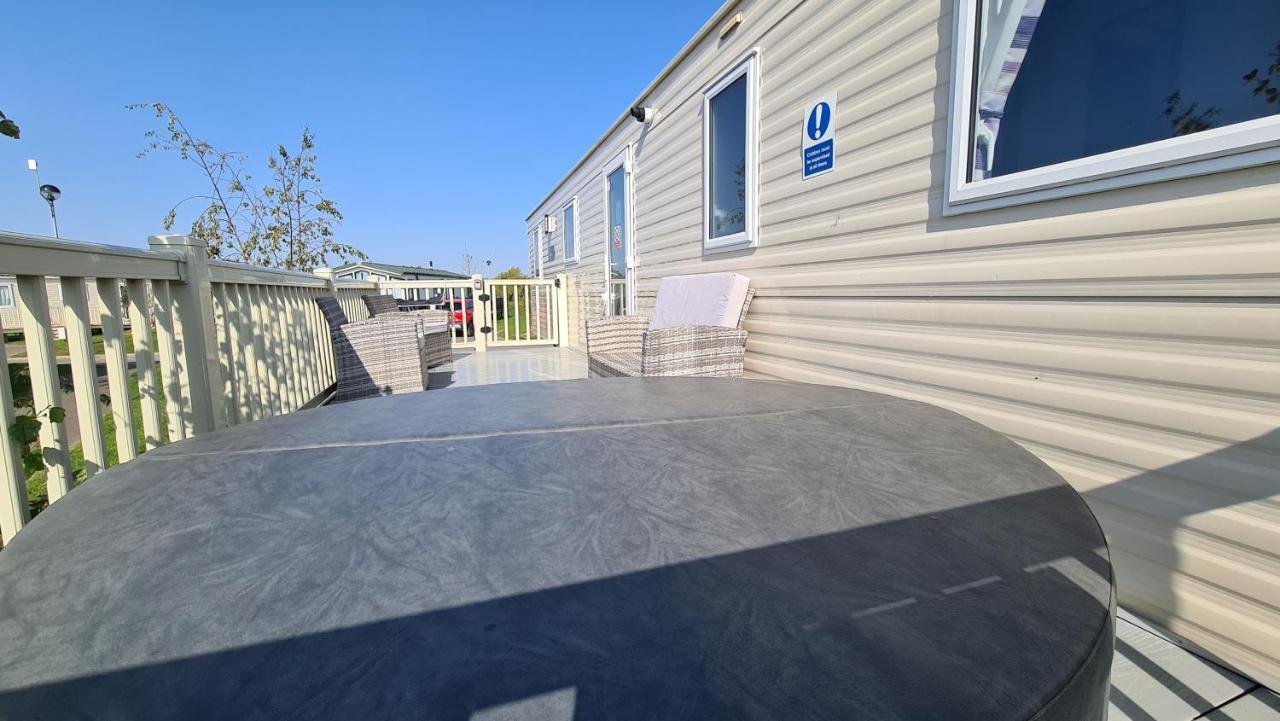 Luxury 2019 8 Berth Caravan With Hot Tub @ Tattershall Lakes Eksteriør bilde