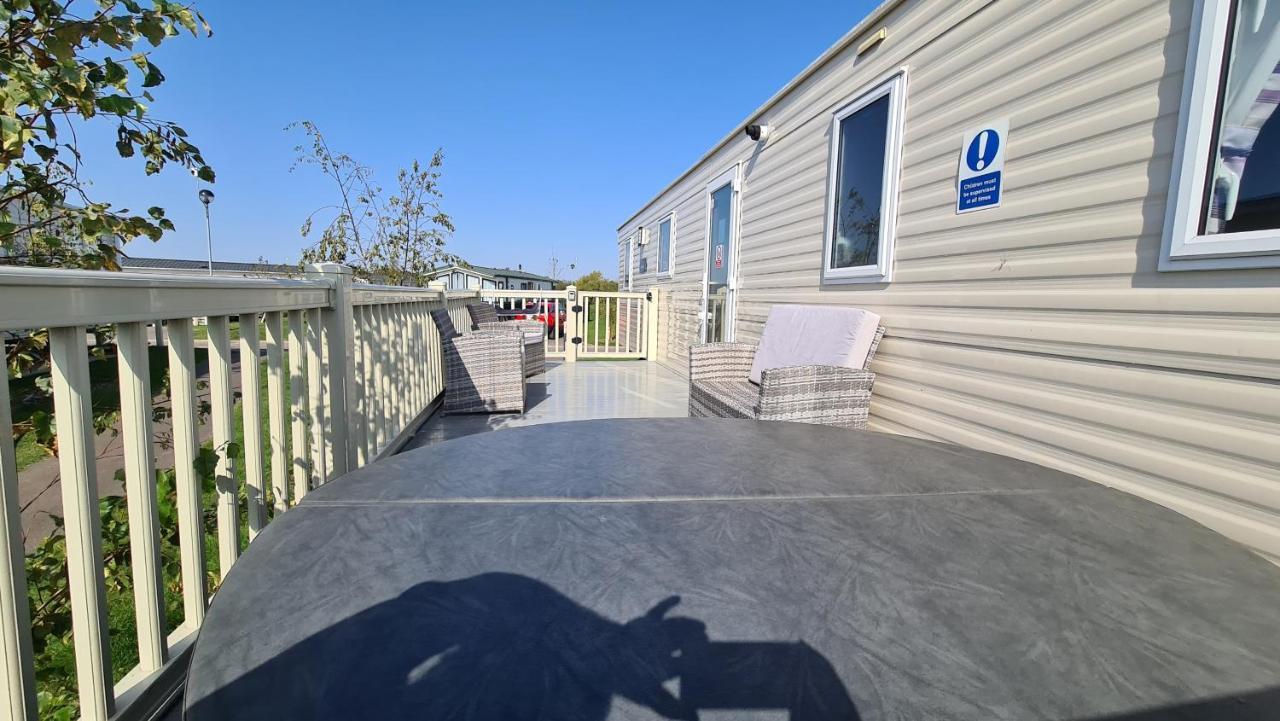 Luxury 2019 8 Berth Caravan With Hot Tub @ Tattershall Lakes Eksteriør bilde