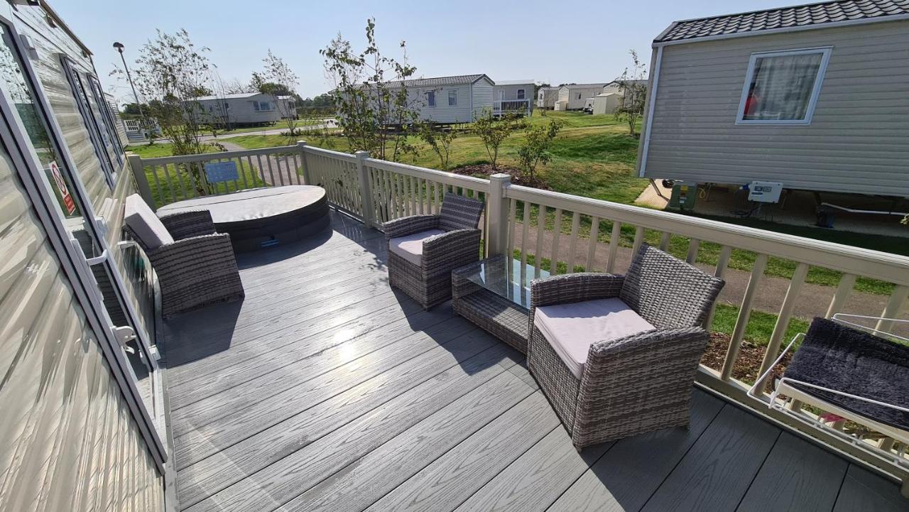 Luxury 2019 8 Berth Caravan With Hot Tub @ Tattershall Lakes Eksteriør bilde