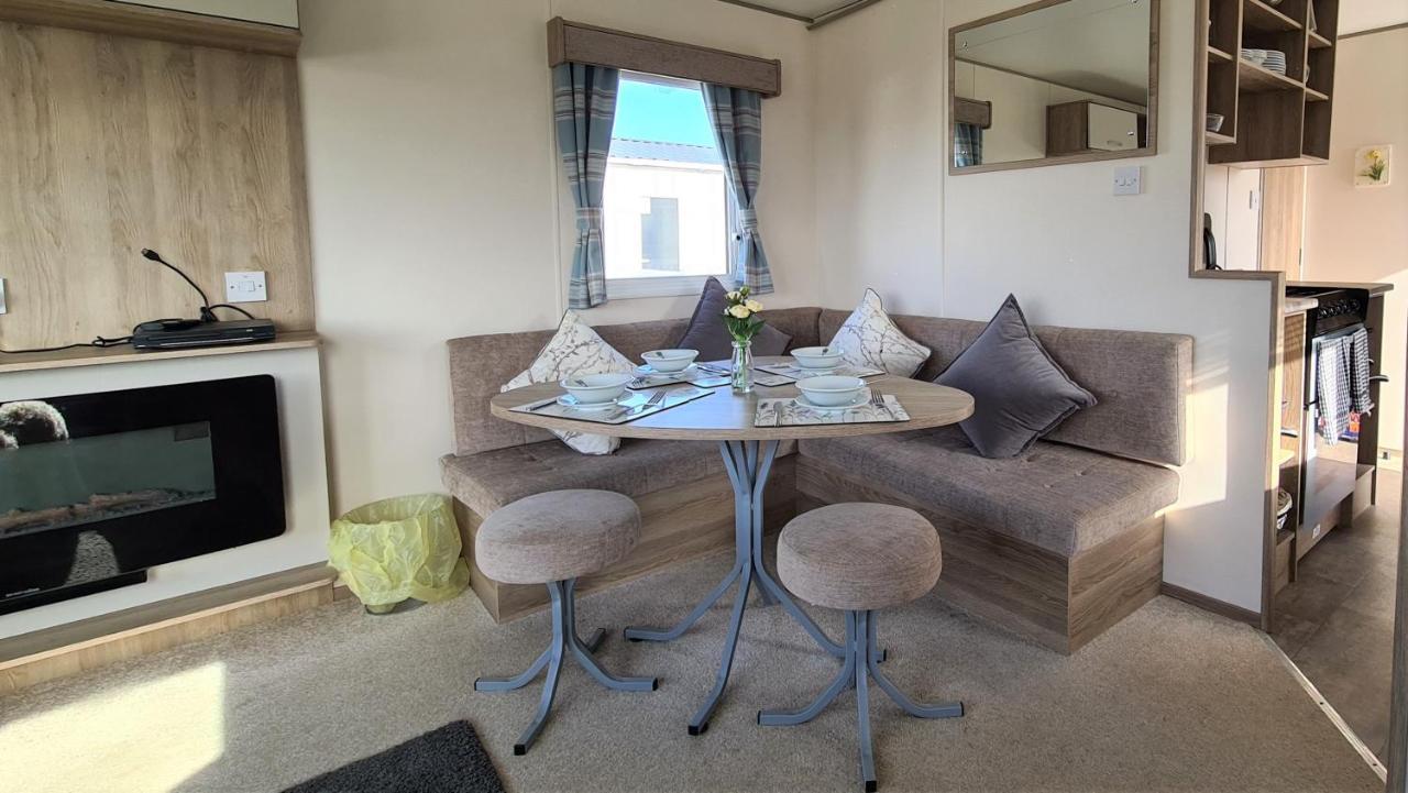 Luxury 2019 8 Berth Caravan With Hot Tub @ Tattershall Lakes Eksteriør bilde