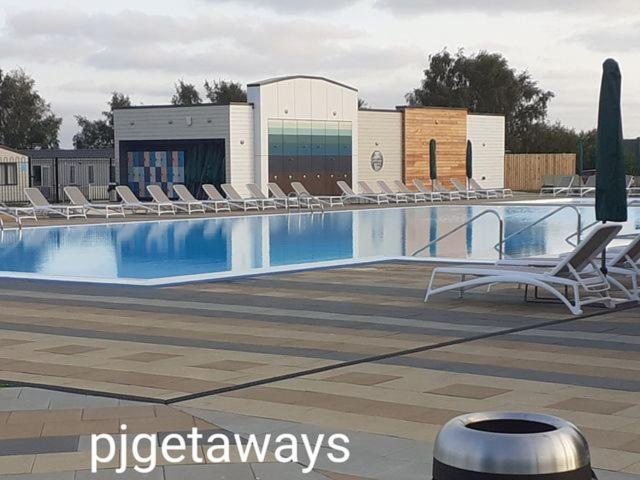 Luxury 2019 8 Berth Caravan With Hot Tub @ Tattershall Lakes Eksteriør bilde