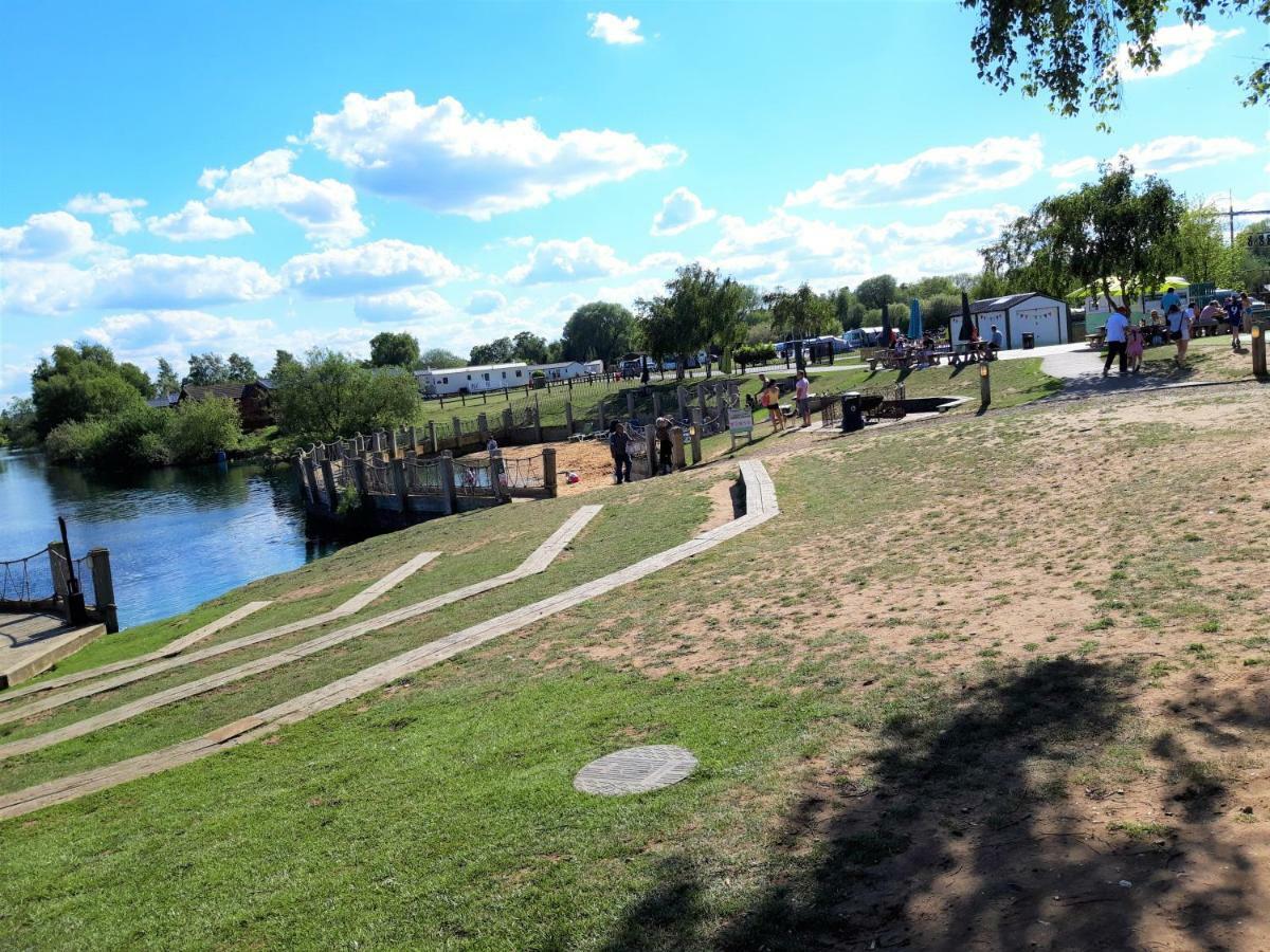 Luxury 2019 8 Berth Caravan With Hot Tub @ Tattershall Lakes Eksteriør bilde