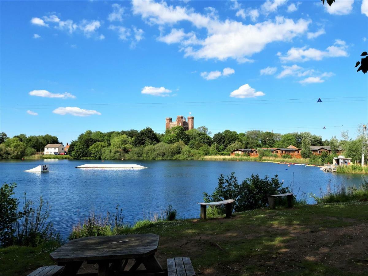Luxury 2019 8 Berth Caravan With Hot Tub @ Tattershall Lakes Eksteriør bilde